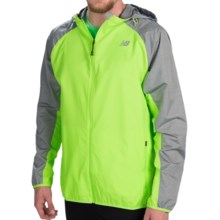 37%OFF メンズランニングやフィットネスジャケット ニューバランス表面ランフード付きジャケット - 軽量（男性用） New Balance Surface Run Hooded Jacket - Lightweight (For Men)画像